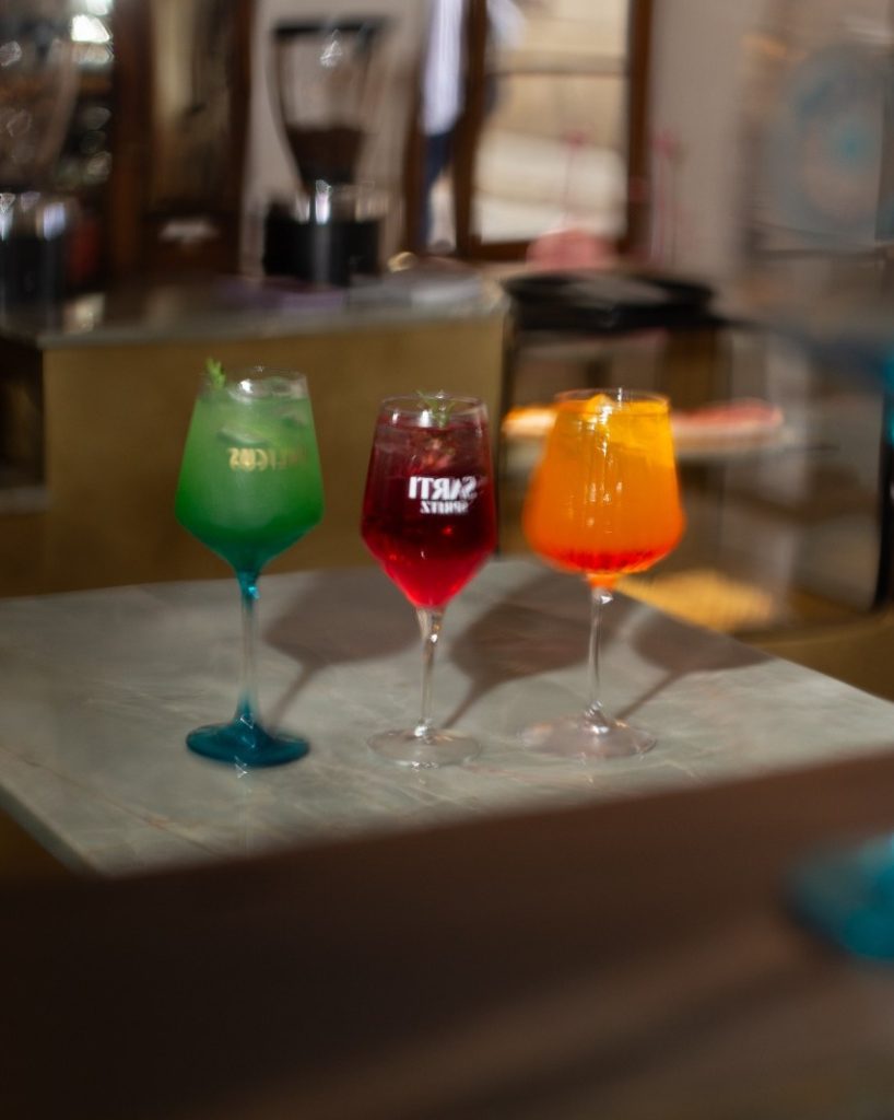 Aperitivo-Cocktails Italicus, Sarti Spritz und Aperol Spritz an der Bar von CIN CIN