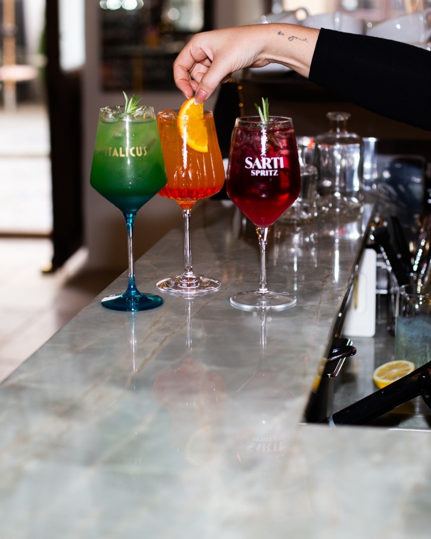Aperitivo-Cocktails Italicus, Sarti Spritz und Aperol Spritz an der Bar von CIN CIN