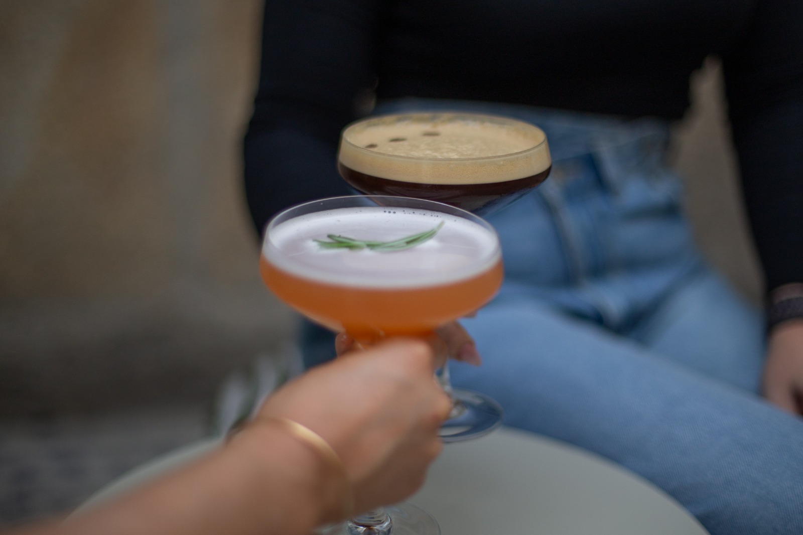 Anstoßen mit Espresso Martini und Cocktail im Café-Bar CIN CIN
