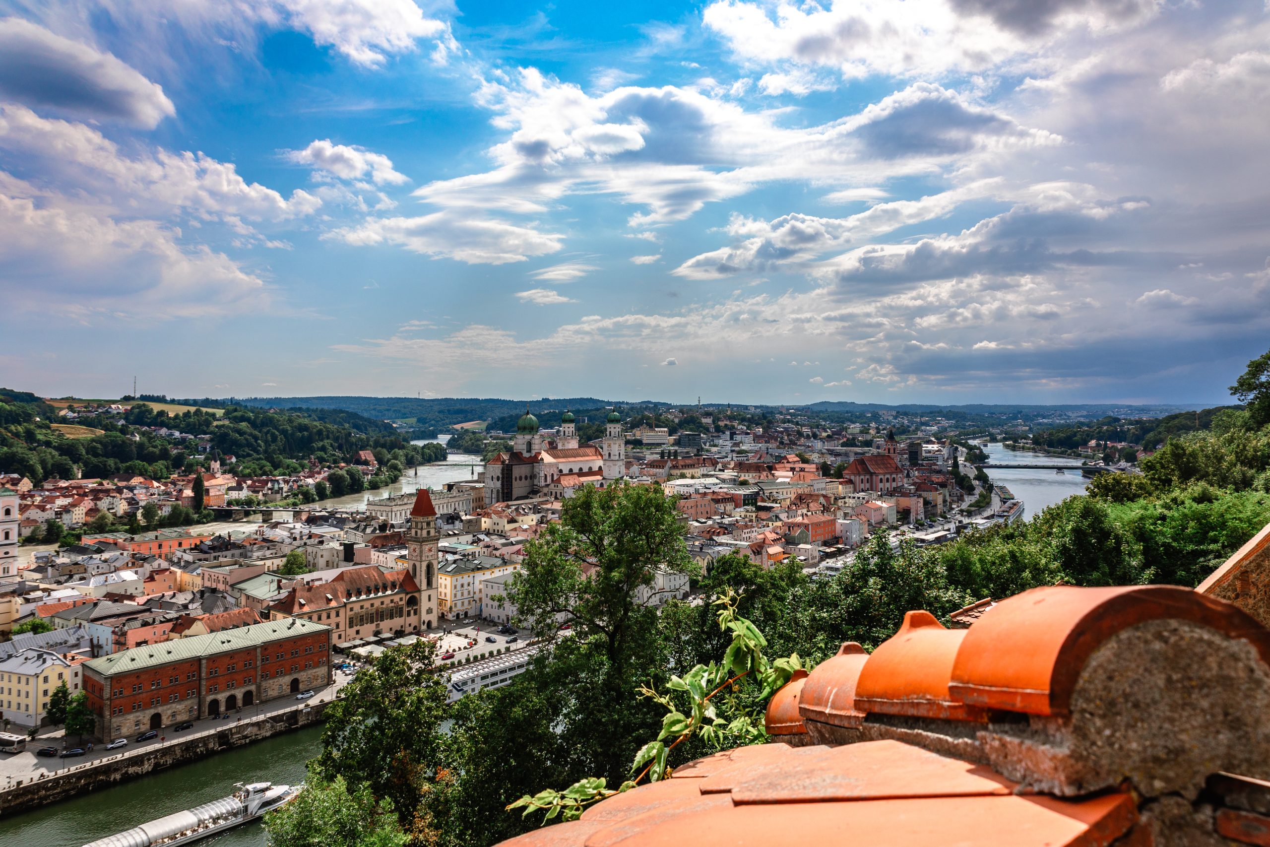 Blick von der Veste Oberhaus auf die Altstadt von Passau und den Zusammenfluss der drei Flüsse, Passau Sehenswürdigkeiten