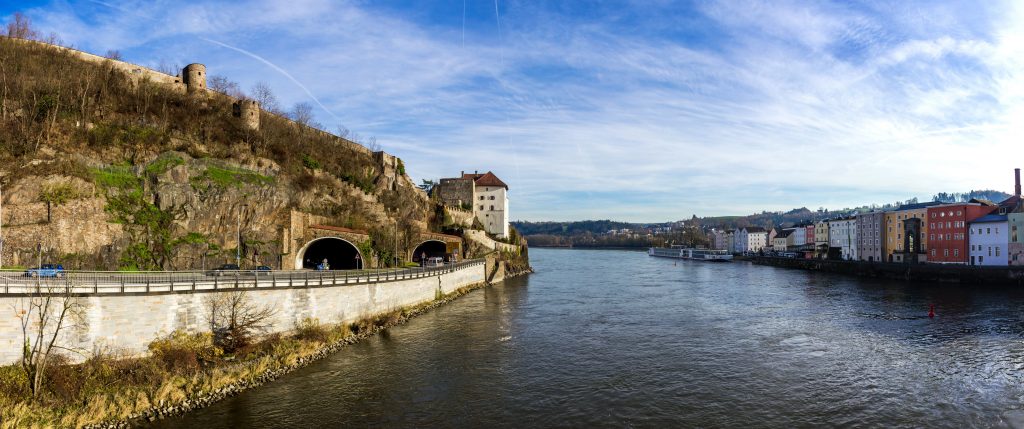 Donauufer in Passau mit Felswand und Befestigungsmauer, Symbolbild für Sehenswürdigkeiten in Passau