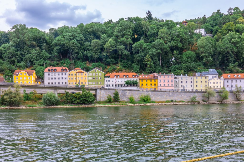 Bunte Häuserreihe am Donauufer in Passau, Symbolbild für Passau Sehenswürdigkeiten in der Altstadt