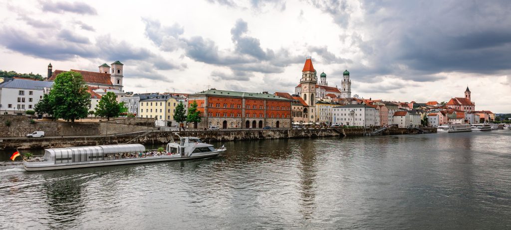 Panorama der Passauer Altstadt mit Dom und Spiegelung in der Donau, Symbolbild für Passau Altstadt entdecken