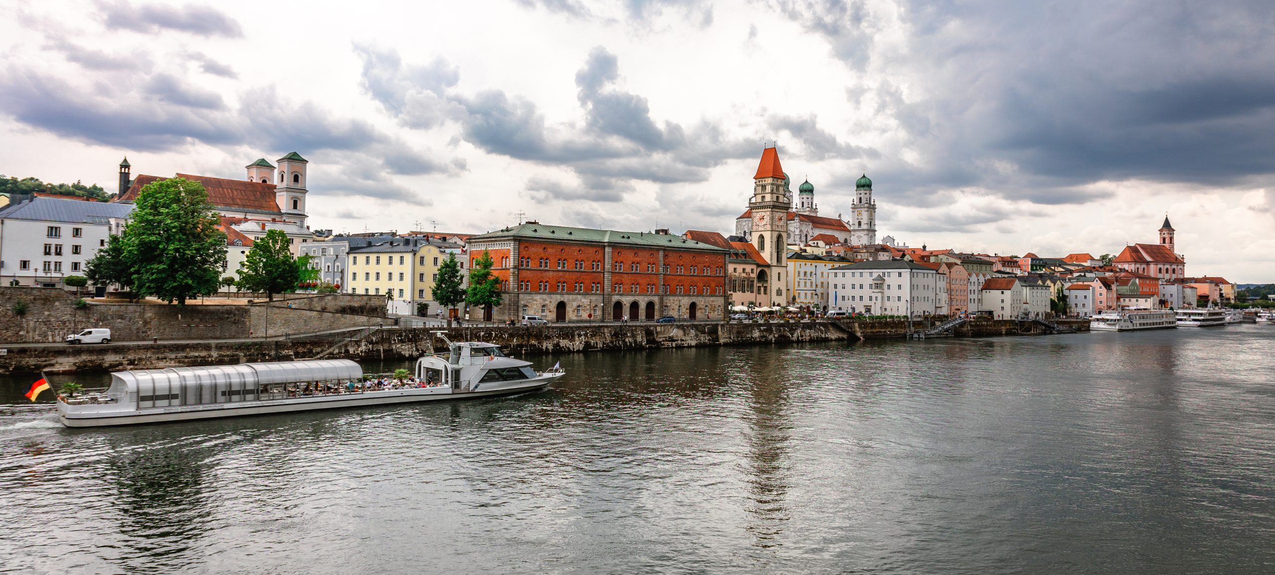 Panorama der Passauer Altstadt mit Dom und Spiegelung in der Donau, Symbolbild für Passau Altstadt entdecken