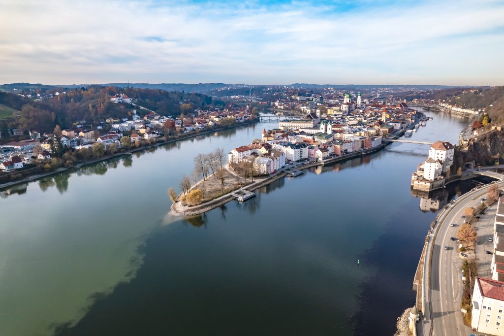 Luftbild von Passau mit dem Zusammenfluss von Donau, Inn und Ilz am Dreiflüsseeck, Passau Altstadt