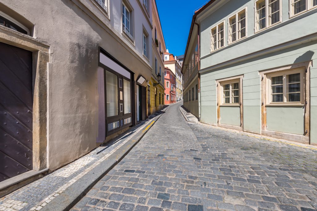 Enge Gasse mit Kopfsteinpflaster und historischen Häusern, Symbolbild für versteckte Ecken der Passau Altstadt